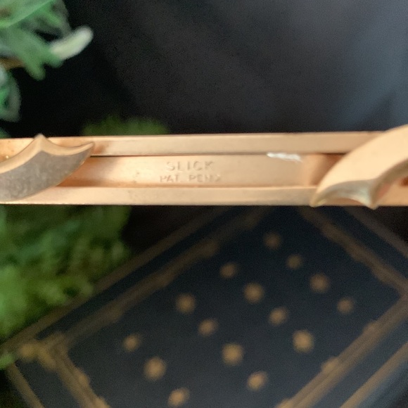 Vintage gold tone metal SLICK tie clip with Mother of Pearl daggers / knives - Picture 4 of 13